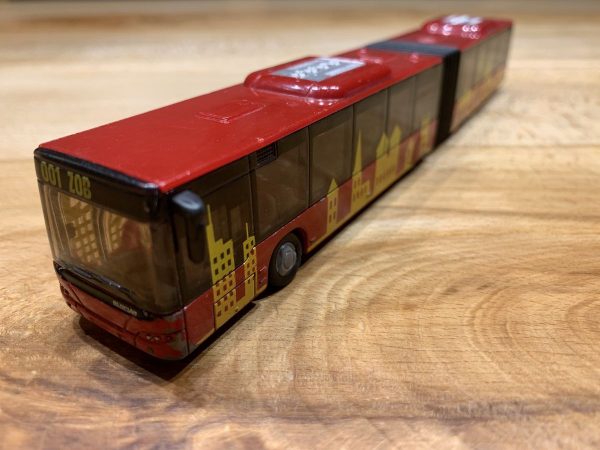 Roter Modell-Gelenkbus als Symbolbild