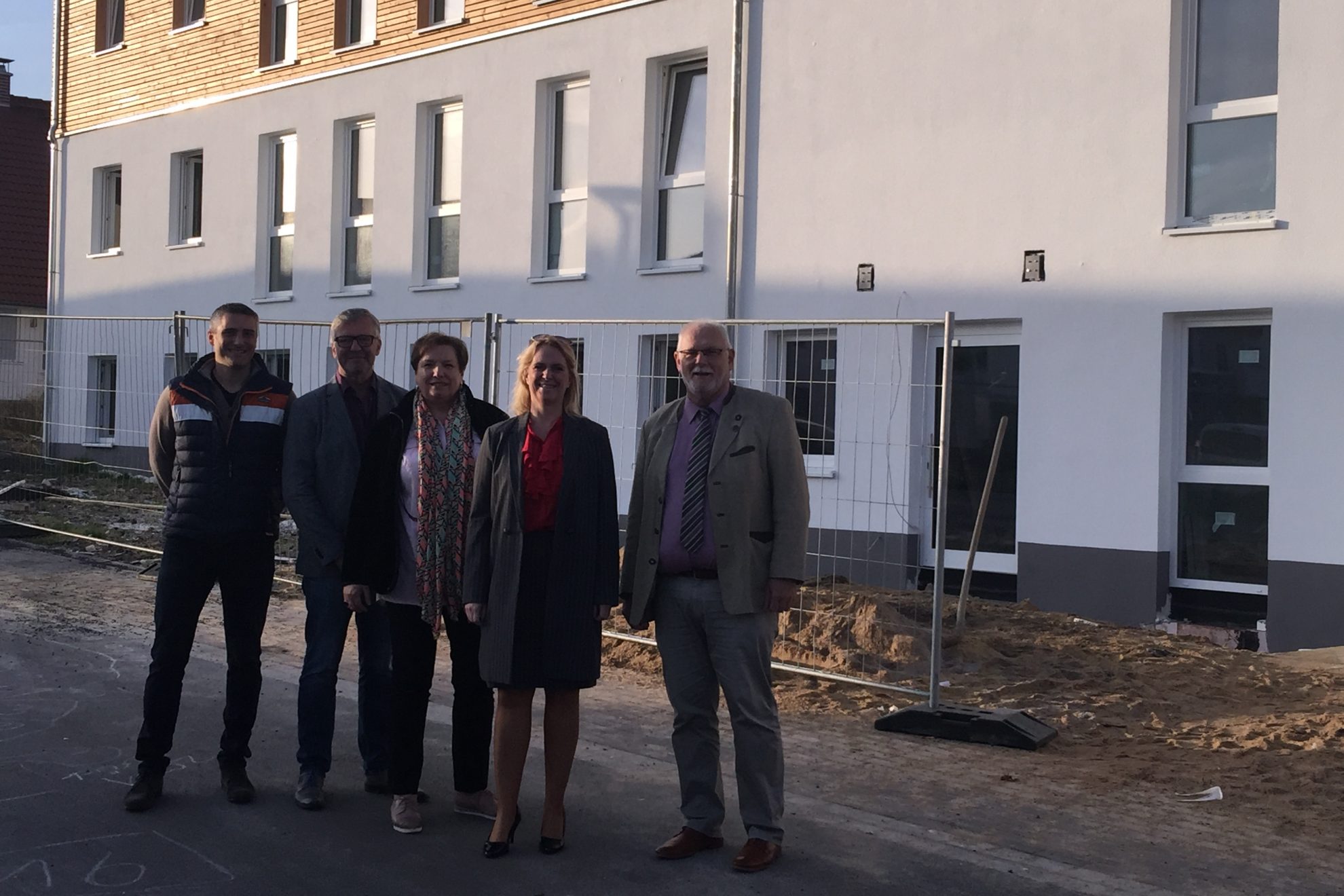 Gruppenbild vor dem Neubau der neuen Tagespflege Einrichtung: Björn Schuck (IBS-Invest-GmbH), Holger Wenisch (Einrichtungsleiter AWO), Beate Bertsch-Tobisch (AWO Hessen Süd, Erste Kreisbeigeordnete Stephanie Becker-Bösch und Bürgermeister Herbert Unger