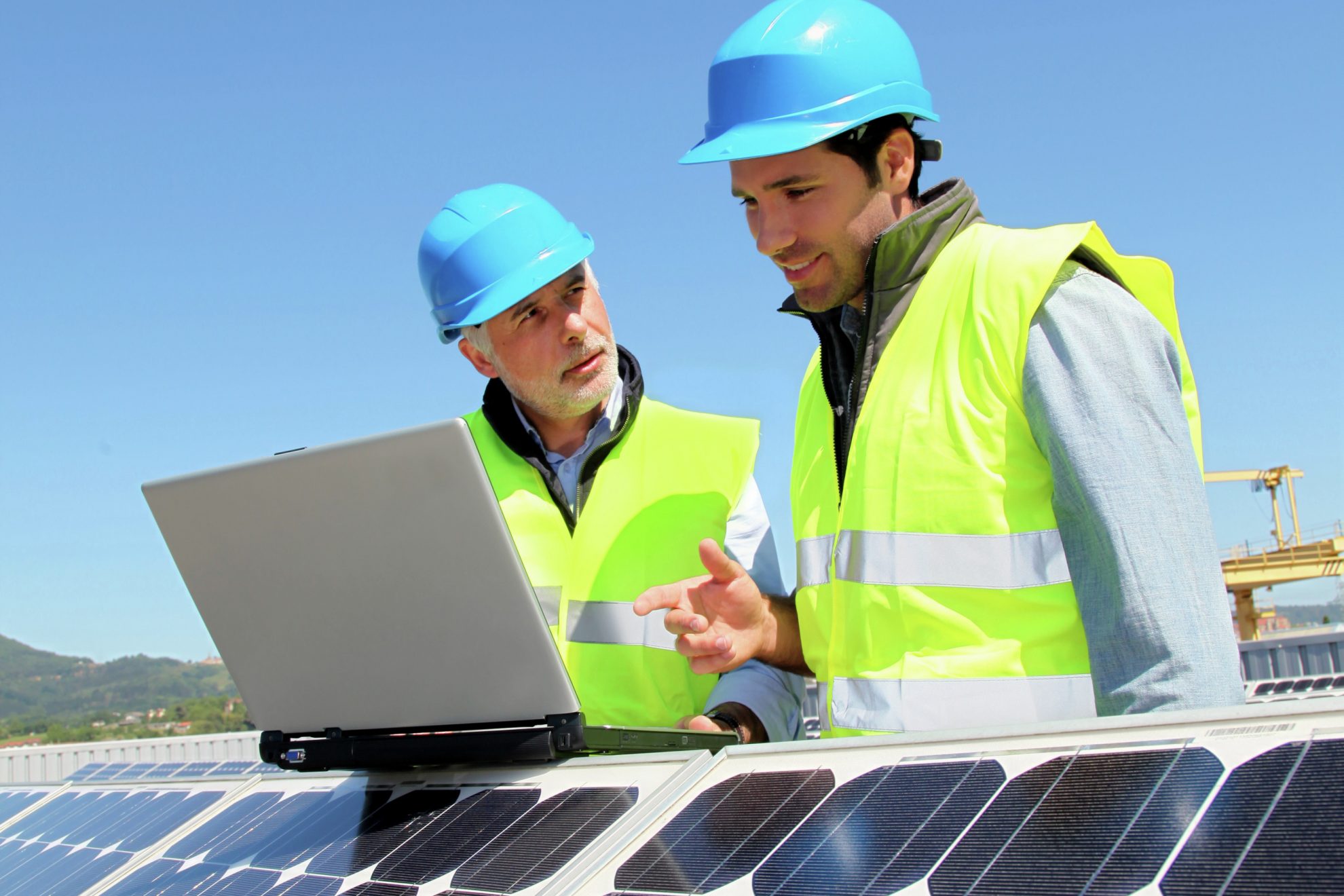 Solartechniker arbeiten an Solarmodulen