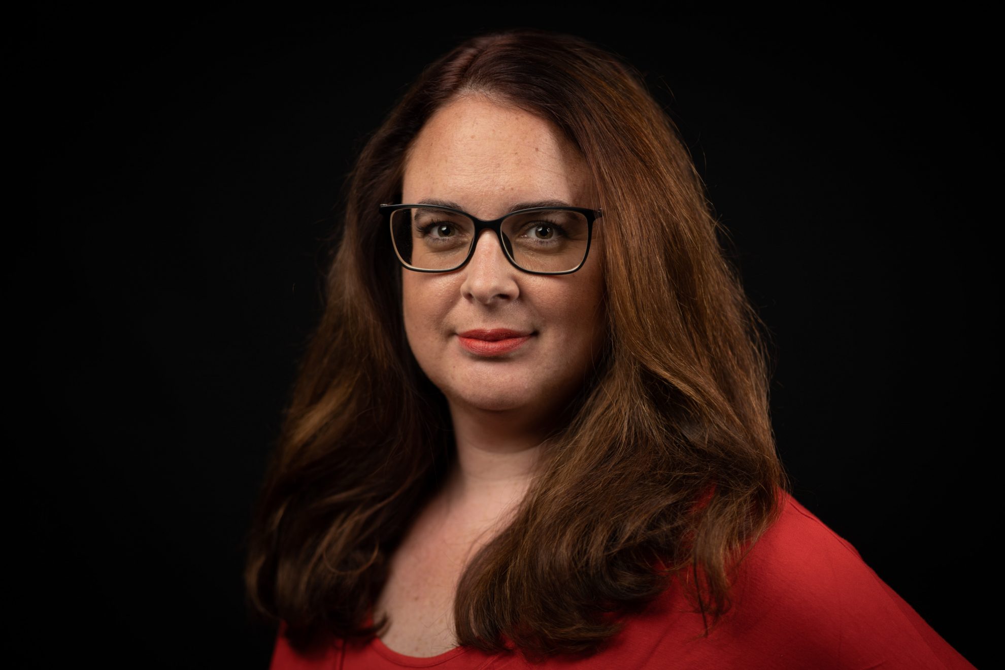 Lisa Gnadl, Portrait vor dunklem Hintergrund
