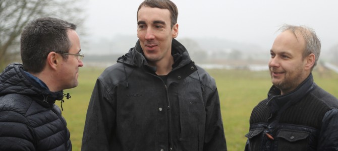 Bio-Landwirt und SPD-Gemeindevertreter Jens Dieffenbach erläutert SPD-Fraktionschef Matthias Appel und Bürgermeister Eike See die Hintergründe einer solidarischen Landwirtschaft. Im gespräch, Äcker im Hintergrund