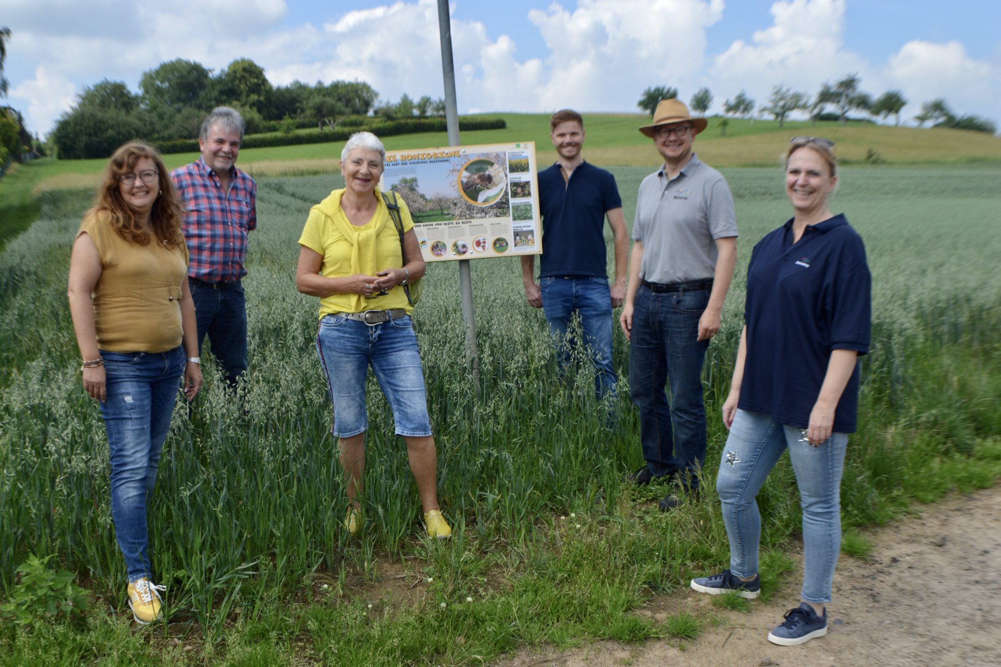Gespräch am Ackerrand, Gruppenbild mit Coronabedingtem Abstand: Fraktionsvorsitzende Christine Jäger, Landwirt Thorsten Nagel, RUW-Mitglied Elfriede Pfannkuche, Agraringenieur Yannick Nagel, RUW-Vorsitzender Rouven Kötter und Erste Kreisbeigeordnete Stephanie Becker-Bösch nutzten den Rundweg für einen Austausch zwischen Landwirtschaft und Kreispolitik
