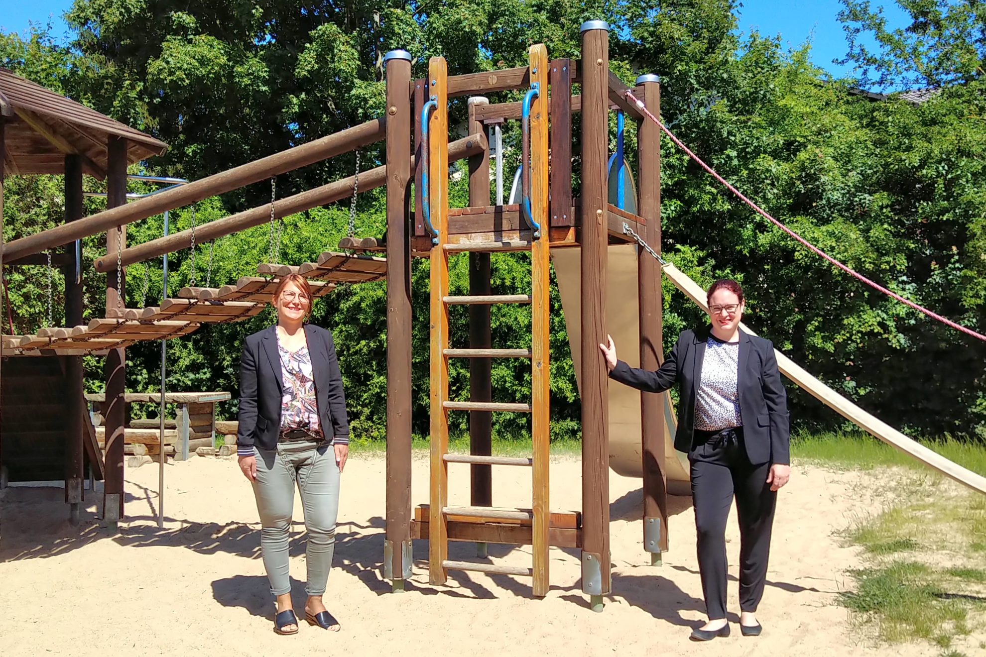 Die Wetterauer Landtagsabgeordnete Lisa Gnadl und die Ranstädter Bürgermeisterin Cäcilia Reichert-Dietzel (beide SPD) auf einem Spielplatz neben einen Klettergerüst