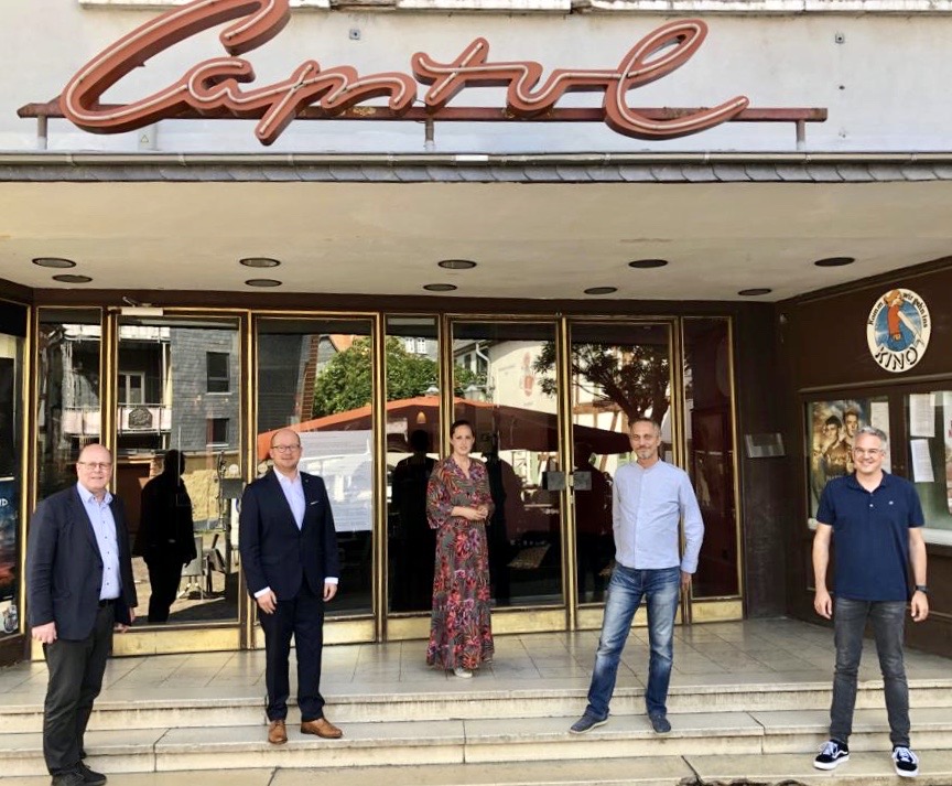 Auf dem Bild (von links): Bürgermeister Michael Merle, Rouven Kötter, Lena Herget-Umsonst im Gespräch mit Ralf Bartel und Michael Krause stehen mit Corona Abstand vor den Kino Capitol
